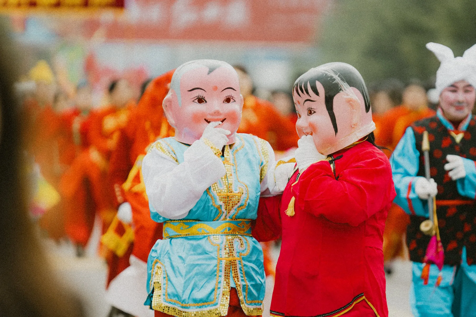 靠近